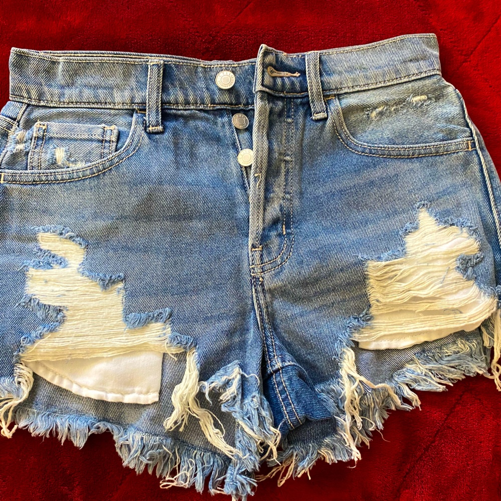 Medium wash ripped jeans short